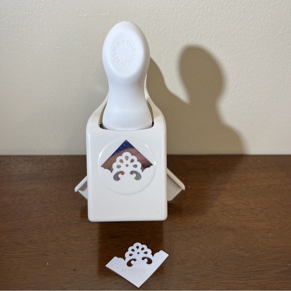 Martha Stewart Crafts basic Craft Corner Punch - Picture 1 of 3